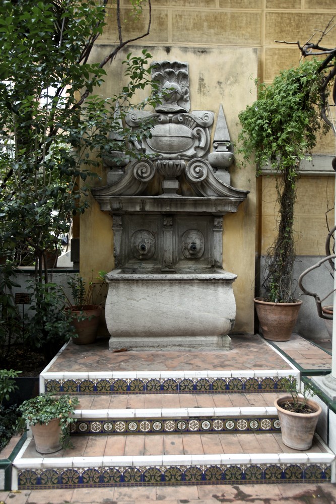 012 fuente adosada a la pared en un rincon del segundo jardin en la casa Sorolla