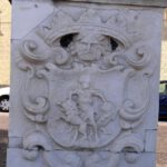 030, Basamento del monumento con el escudo de Cdiz