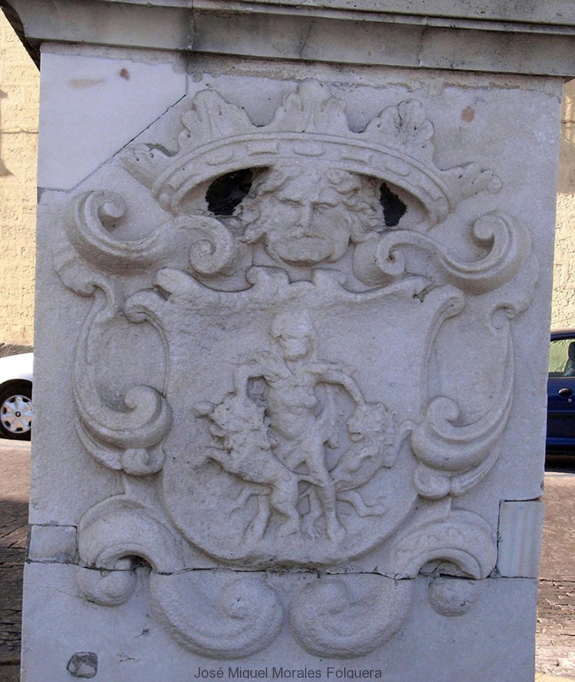 030, Basamento del monumento con el escudo de Cdiz