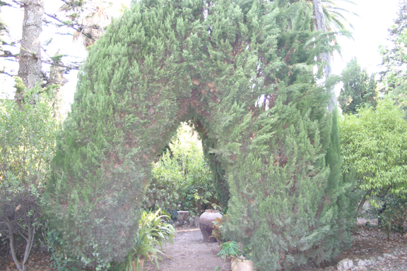 044. Arco de topiaria en el Jardín de la Logia