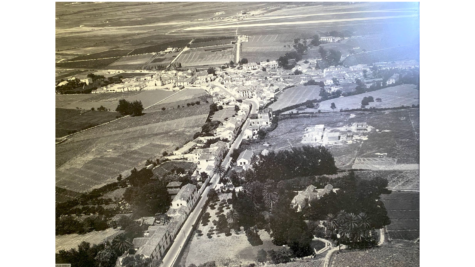 Fig. 3. Vista aérea de Churriana a comienzos de los años 60. Paisajes Españoles. Imagen facilitada por Carmen Caro