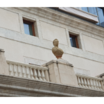 Fig. 9. Bustos de terracota ubicados en la galería superior del patio del edificio de Aduana, hoy Museo de Málaga. Imagen del autor