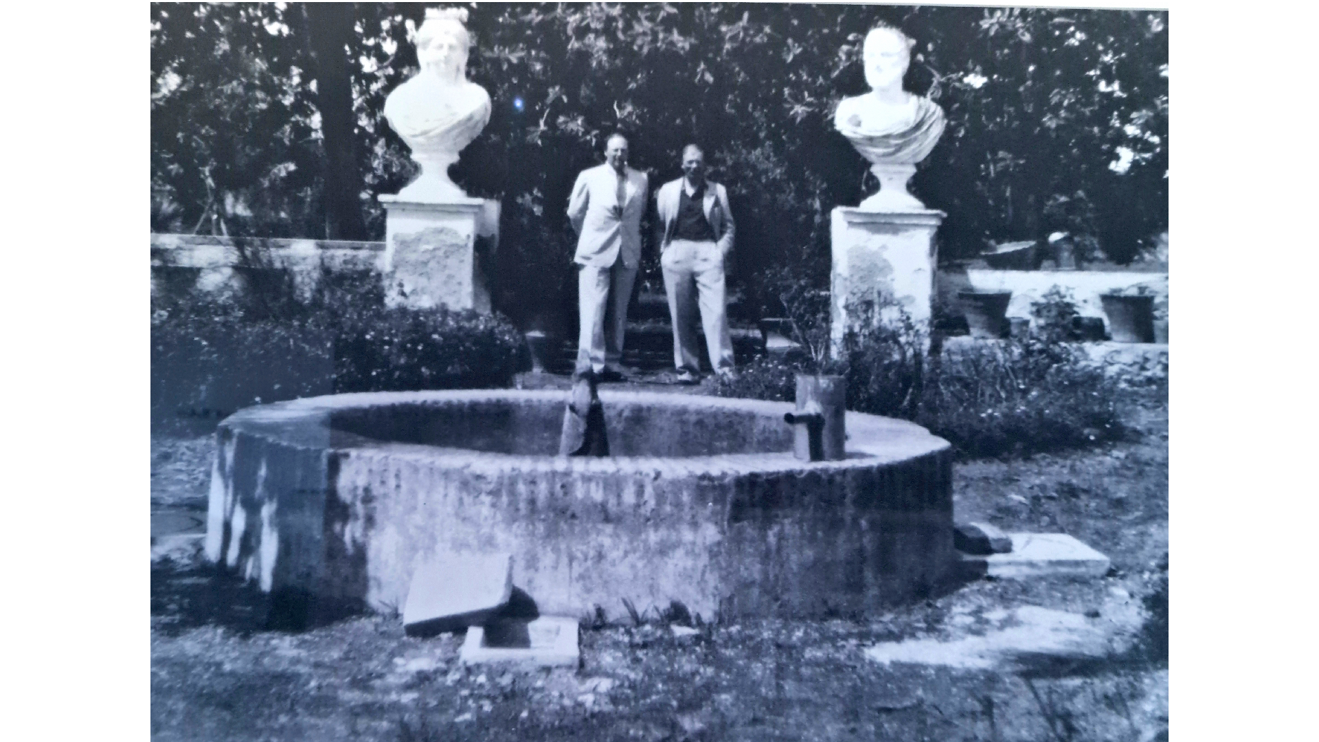 Fig. 26. Gerald Brenan y Ralph Partridge en el jardín de la casa de Antonio Villa en los años 50 del siglo XX. Casa Gerald Brenan de Churriana. Imagen del autor