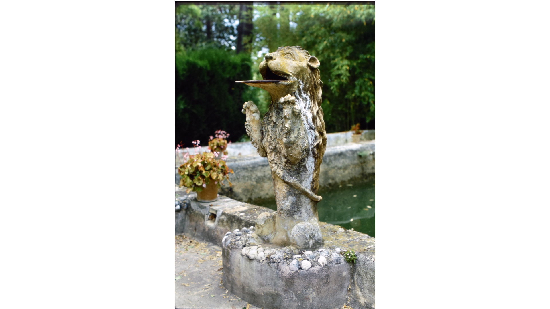 Fig. 30. Fuente del León de terracota junto al estanque en el que se bañaba Moreno Villa. Imagen digital de José Luis Romero Torres