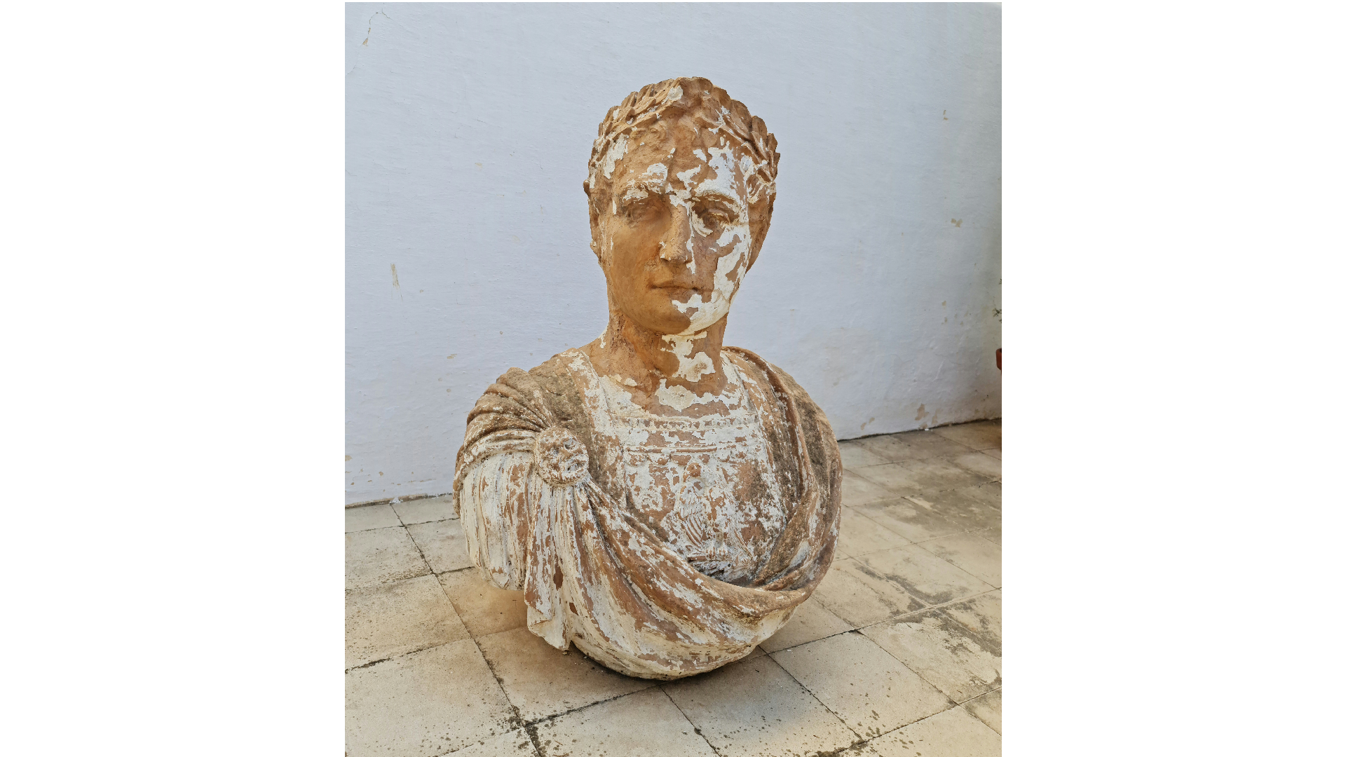 Fig. 33. Busto de romano de terracota procedente de la Hacienda de San Javier. Imagen del autor