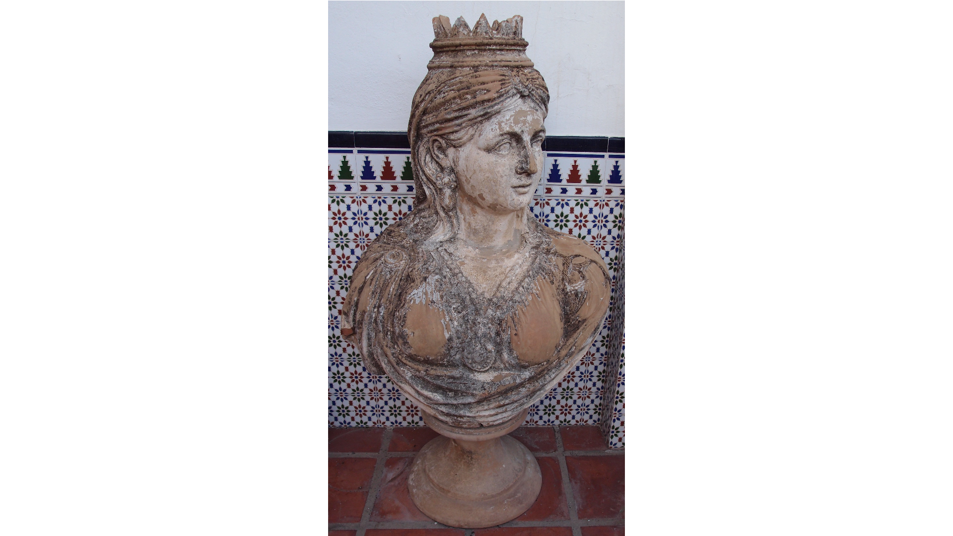 Fig. 35. Busto de mujer romana con corona de terracota proveniente del jardín del Cortijo de la Cruz. Propiedad particular. Imagen del autor