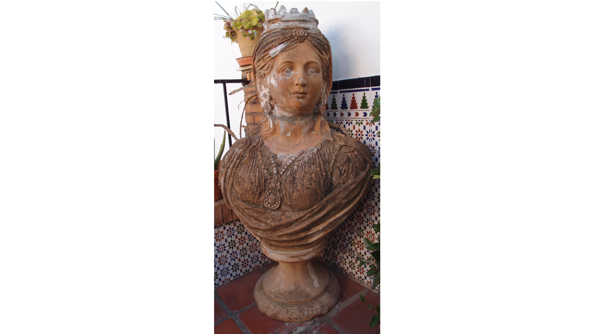 Fig. 36. Busto de mujer romana con corona de terracota proveniente del jardín del Cortijo de la Cruz. Propiedad particular. Imagen del autor