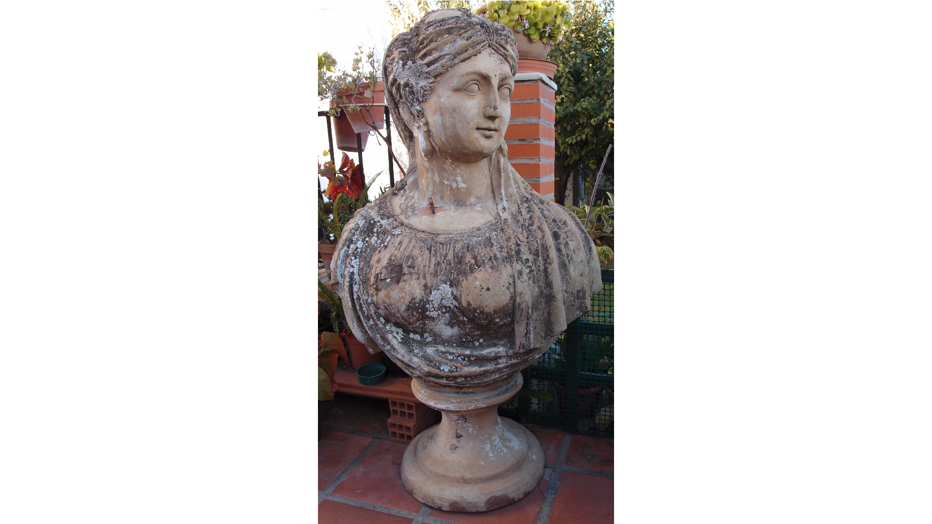 Fig. 37. Busto de romana aristocrática de terracota proveniente del jardín del Cortijo de la Cruz. Propiedad particular. Imagen del autor