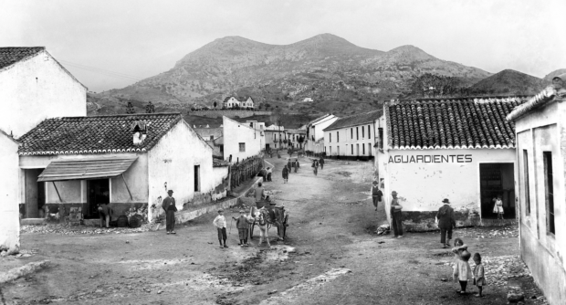 El Palo. Calle del Mar, al fondo las Cuatro Esquinas del Palo. Hacia 1910. Málaga, España. Fondo Thomas-01